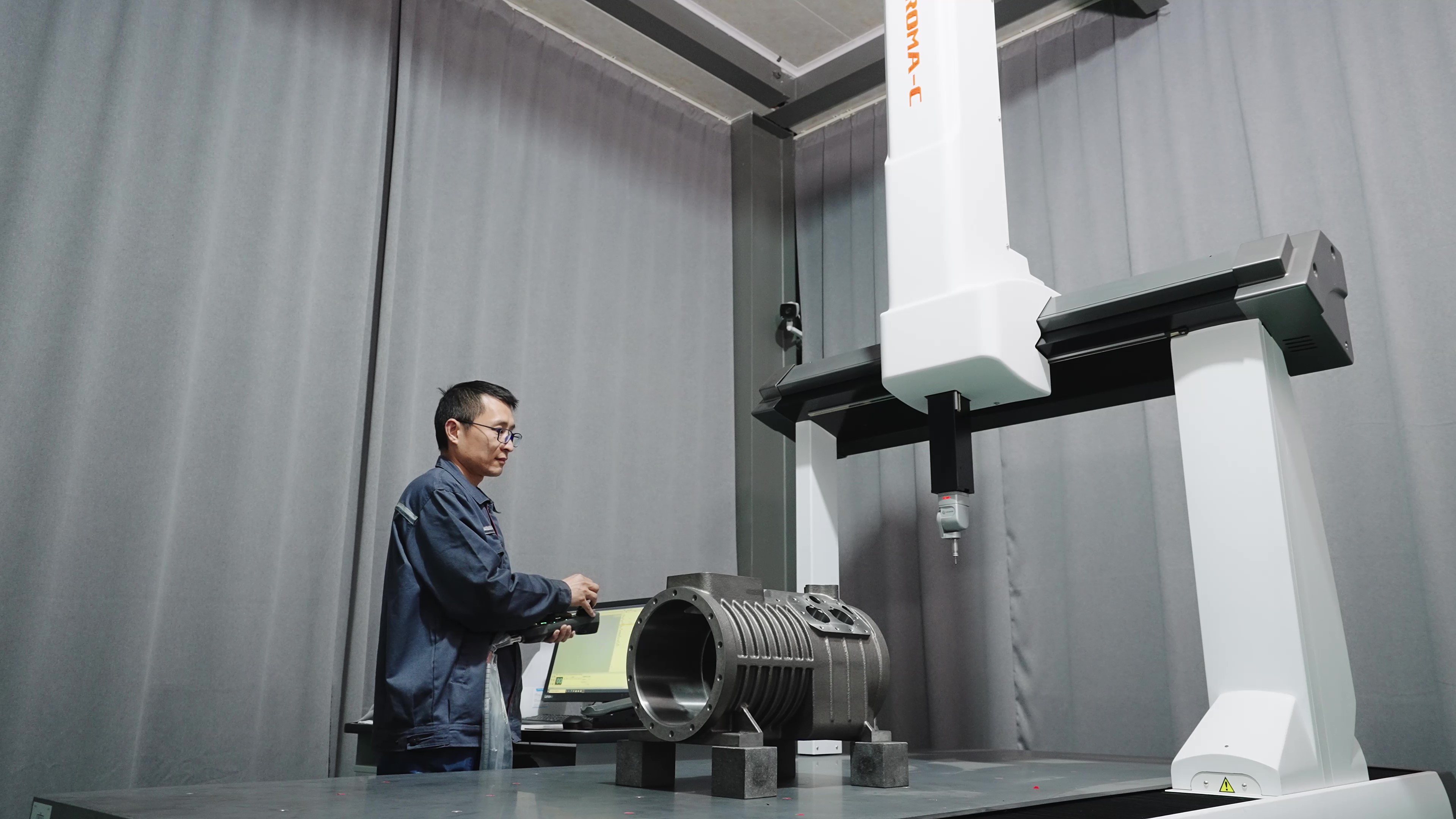 What is the difference between a refrigeration screw compressor and a reciprocating compressor?